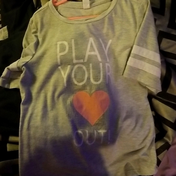 A grey shirt - Picture 3 of 3